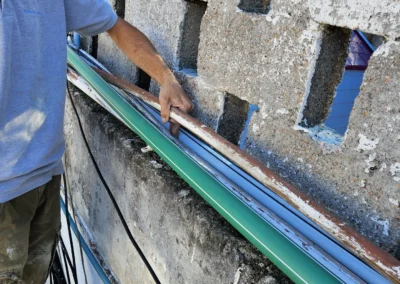 Bajada de agua unificando a un solo caño con entrada a apartamentos